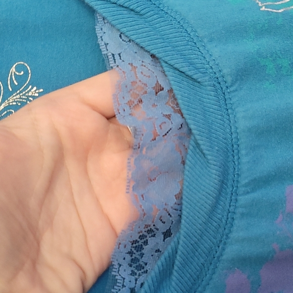 š3/$10 Gloria Vanderbilt Blue Cotton & Lace Blouse w/Elastic Ruffle Sleeves - Picture 4 of 13